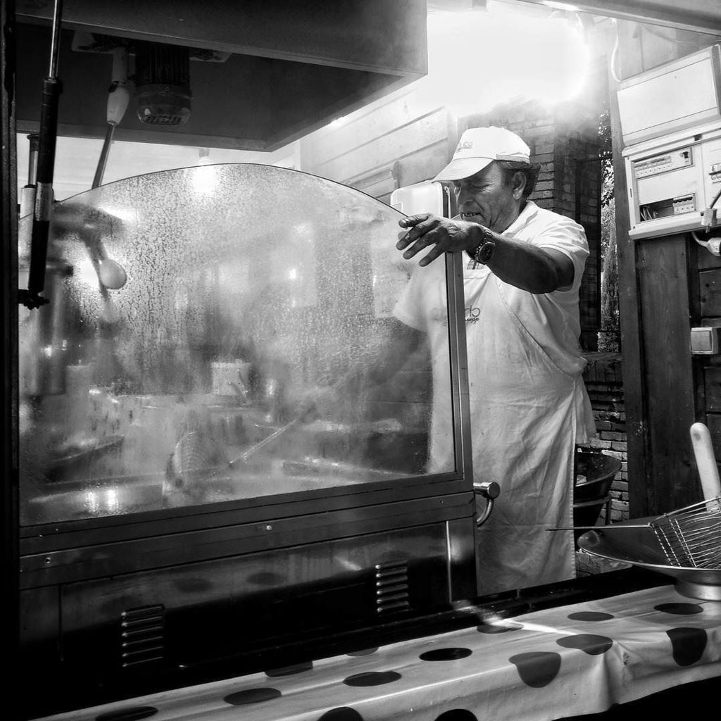 darzveider's tweet photo. Churrero in Madrid
.
.
.
.
.
.
.
#onthestreets 
#everybodystreet 
#streetportrait
#streetphotography_bw
#streetleaks
#SPIcollective
#streetdreamsmag 
#portraitmood
#lensculture
#streetsnap 
#lensculturestreet 
#life_is_street
#humanedge
#hartcollective 
… https://t.co/DOmM43agbS https://t.co/P9IXxE7198