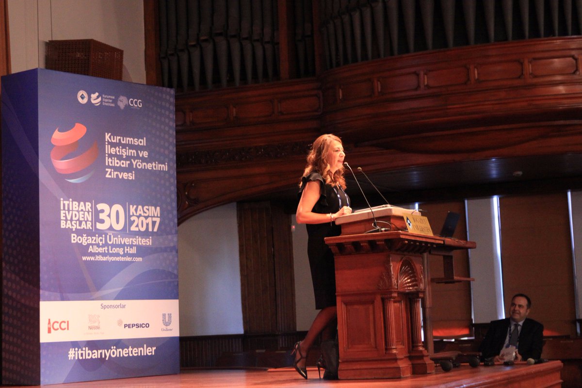 Açılış konuşması için Boğaziçi Üniversitesi İİBF Dekanı Prof. Dr. <a href="/aysegultoker/">Aysegul Toker</a> sahnede! #itibariyonetenler