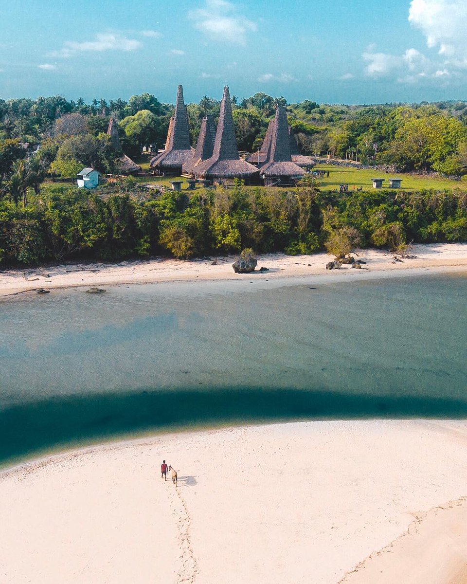 sebumi_id's tweet photo. Kampung Ratenggaro di Sumba Barat Daya, NTT, merupakan kampung yang kaya akan keindahan dan budaya sebagaimana tampak dari pola pemukiman, arsitektur rumahnya, dan peninggalan kubur batu dari agama Marapu.
Foto oleh https://t.co/I4NPizLl7K
sebumi #sebumiberbagi #traveltoconnect https://t.co/3Yf9Ezw7N7