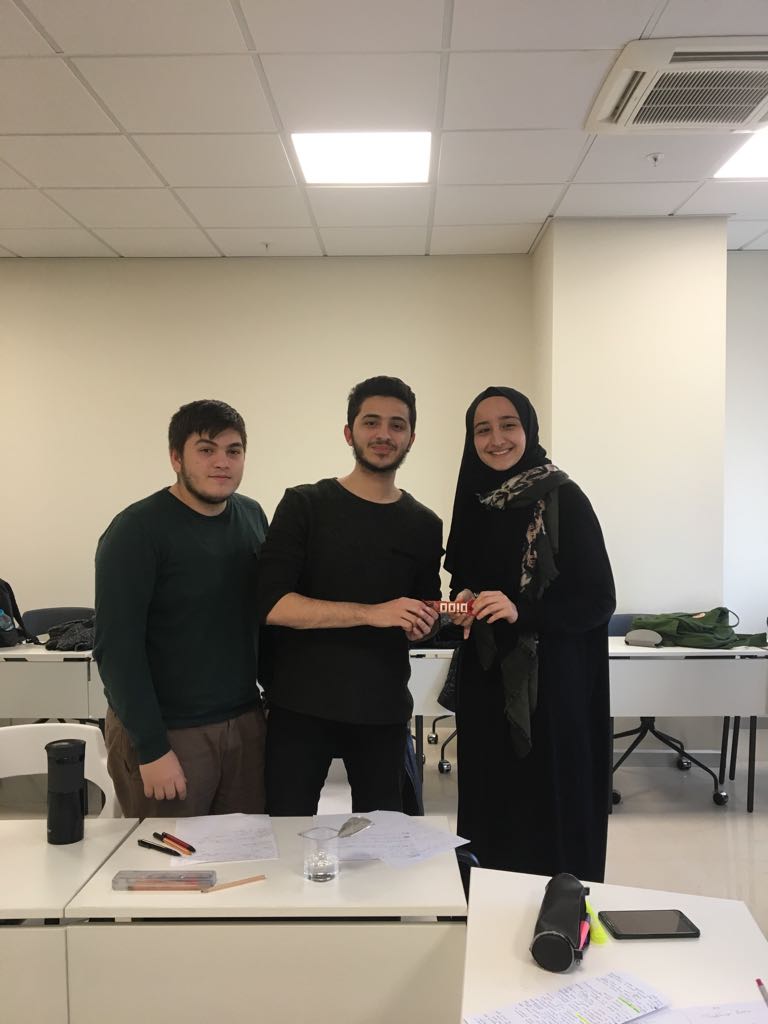 Bugünkü maç konumuz "HSK; Belli bir sosyo-ekonomik durumun altında yaşayan bireyler suç işlediğinde daha az ceza almalıdır." idi. 
Maçın birincisine çok özel ödüllerimiz vardı.
Siz de münazara maçlarını izlemek isterseniz biz her çarşamba K-127'deyiz, bekleriz!