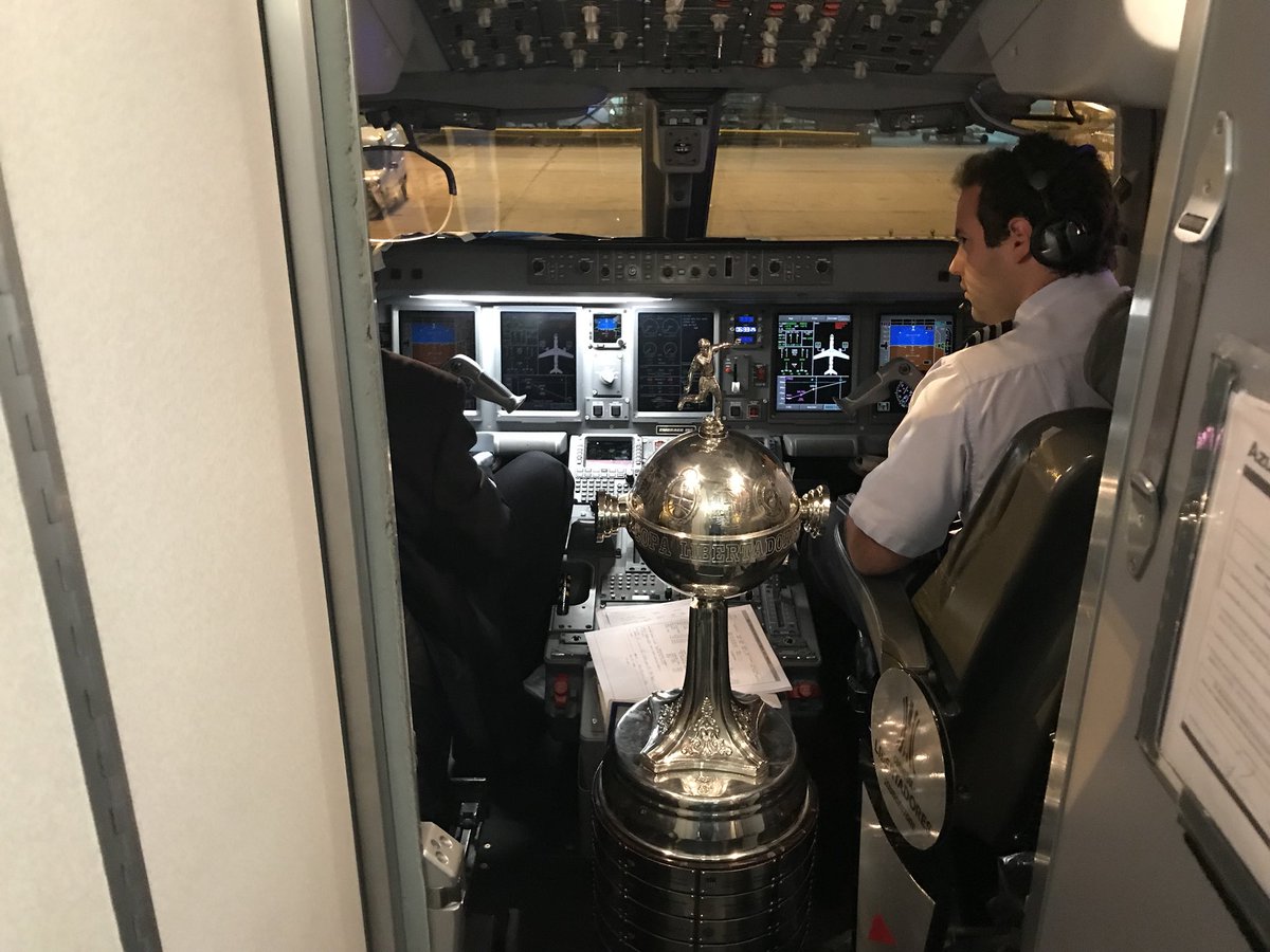 Gremio's tweet photo. BORA! ✈️💪🏽🇪🇪🇦🇷⚽️🏆 #Libertadores2017 #ReconquistaDaAmérica #VamosTricolor #SoyLocoPorTri #NósVamoAcabáComOPlaneta https://t.co/EHm9fjzh72