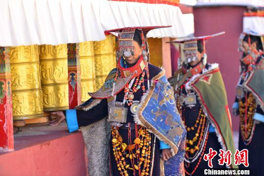 TibetNews11's tweet photo. #Collezionista del #costume di #Burang: l'abbigliamento appartiene alle #famiglie https://t.co/dzm6NI14Yl