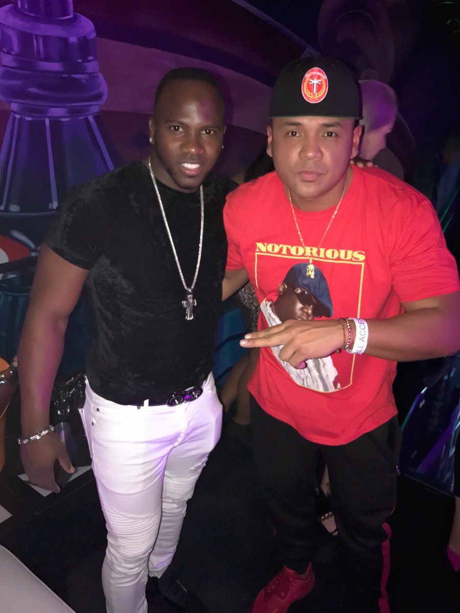 elzol1067fm's tweet photo. .@djafrica junto a #RusneyCastillo #cuba in the house🔥! ⚾️🇨🇺#OzunaZolPrivado https://t.co/urK755Hrb1