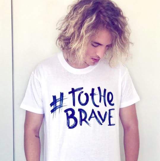 #TOTHEBRAVE (@thebravestteam) on Twitter photo Todo el mundo sabe quién es <a href="/manelnmusic/">Manel Navarro</a> , pero no todo el mundo sabe que también está colaborando para acabar con el cáncer infantil 🥊 Él ya se ha vestido con la camiseta #TOTHEBRAVE ¿Y tú? ¿A qué esperas? 🤔 A partir del viernes, puedes encontrarnos en <a href="/lilladiagonal/">L'illa Diagonal</a> 👈 Todo el mundo sabe quién es <a href="/manelnmusic/">Manel Navarro</a> , pero no todo el mundo sabe que también está colaborando para acabar con el cáncer infantil 🥊 Él ya se ha vestido con la camiseta #TOTHEBRAVE ¿Y tú? ¿A qué esperas? 🤔 A partir del viernes, puedes encontrarnos en <a href="/lilladiagonal/">L'illa Diagonal</a> 👈