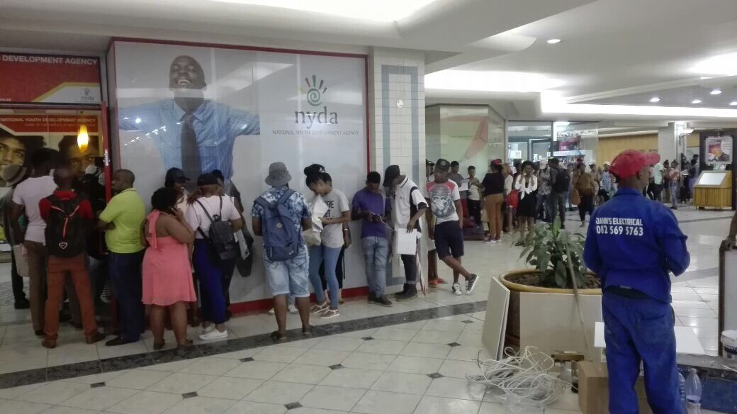 NYDARSA's tweet photo. #NSFAS2018

[IN IMAGES]: Young people submitting their @myNSFAS applications for 2018 academic year at various @NYDARSA branches. 

Applications close today, 30 November 2017.  

Have you submitted your application yet? https://t.co/NdRQYMonMU