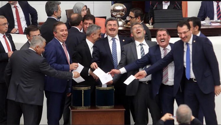 HATIRLAYIN...
Zafer Çağlayan olayı soruşturulsun dendiğinde "Ret" oyu atarken bu pozları vermiştiniz..