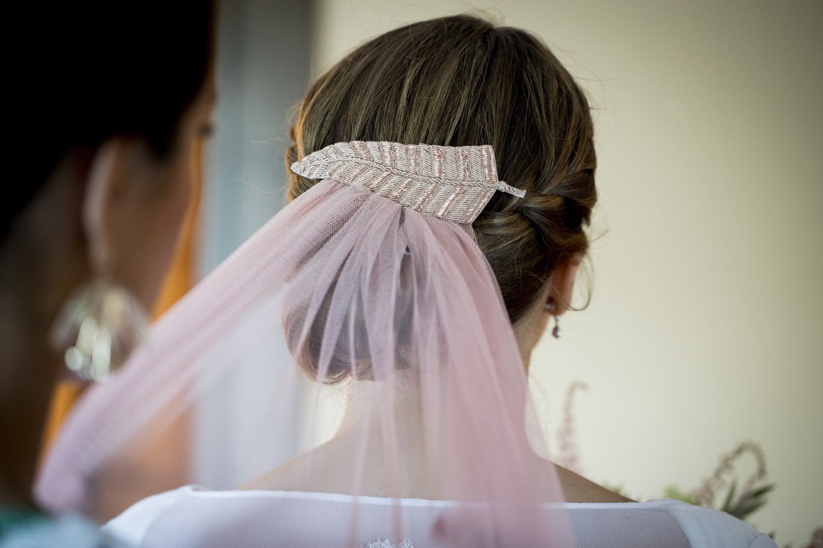 Details 💘 #noviasdc #velorosa #brochepelo