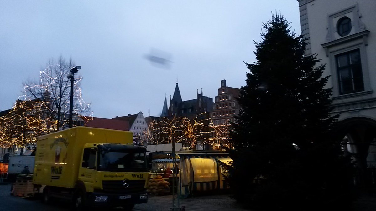 LG2030plus's tweet photo. Vor dem Treffen im Rathaus noch regional einkaufen auf dem vorweihnachtlich beleuchteten Markt. So arbeitet es sich gut und gerne in der und für unsere #Zukunftsstadt! https://t.co/Pq66IhaZSt