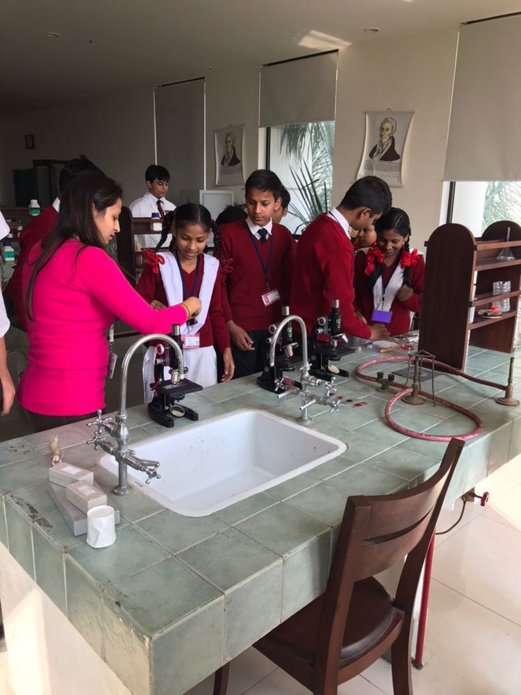 LancersSchool's tweet photo. #LIS students shared their experiences, this was not only a wonderful chance for #Lancerians to showcase their knowledge, but also an enriching experience for the students of #AngelHive to have an opportunity to be at par with the latest scientific experiments, lab work #IBSchool https://t.co/yHKFr1bKIj