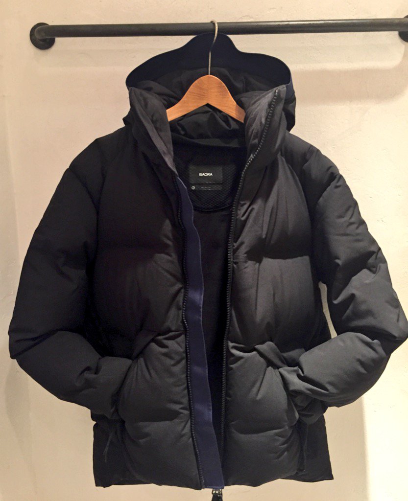 BY_KICHIJOJI's tweet photo. 【MENS】
2009年にニューヨークにて立ち上げられた新進ブランドの〈ISAORA〉より、ダウンジャケットが入荷しております。
洗練されたモダンなルックスに、撥水性のある素材など高い機能性も備えた一着です。
#ISAORA https://t.co/HQBmbxWIMR