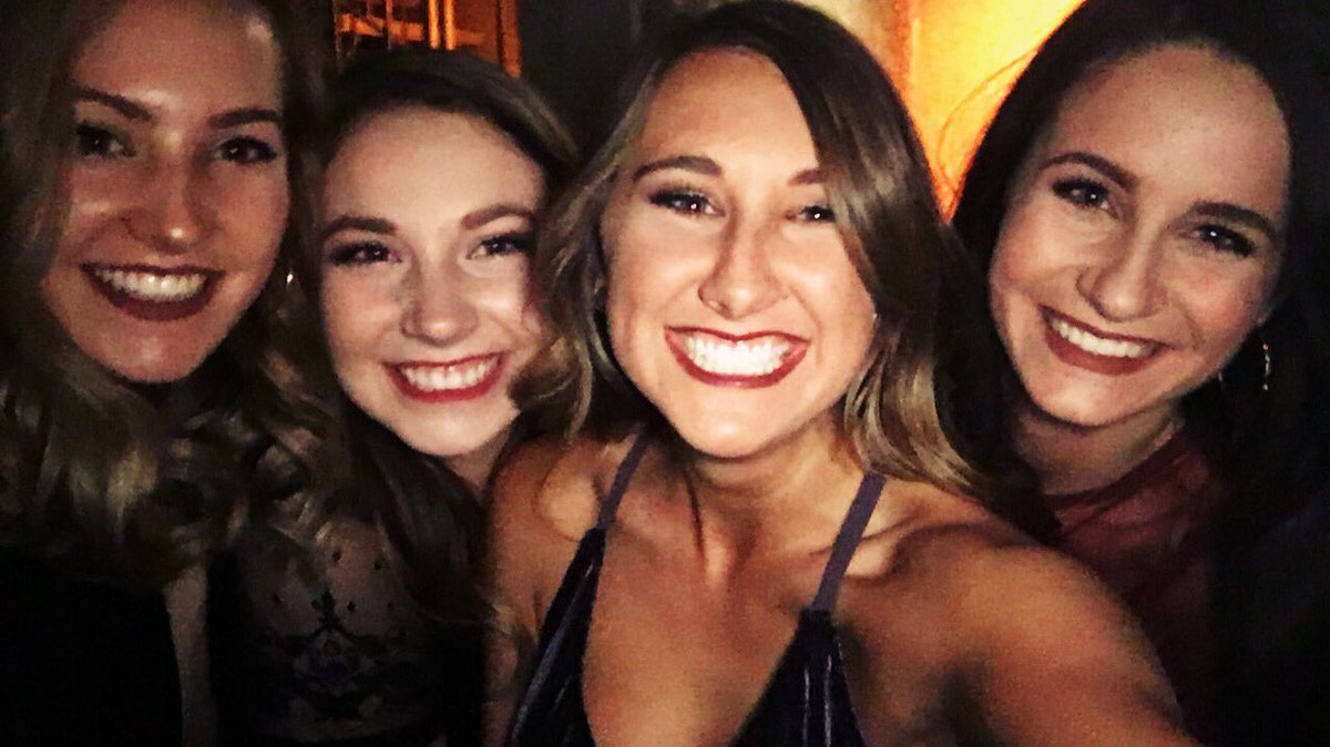 CallieGrace97's tweet photo. 💘🎄 https://t.co/F3B1WUSjDv