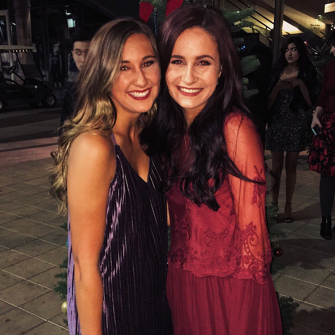 CallieGrace97's tweet photo. 💘🎄 https://t.co/F3B1WUSjDv
