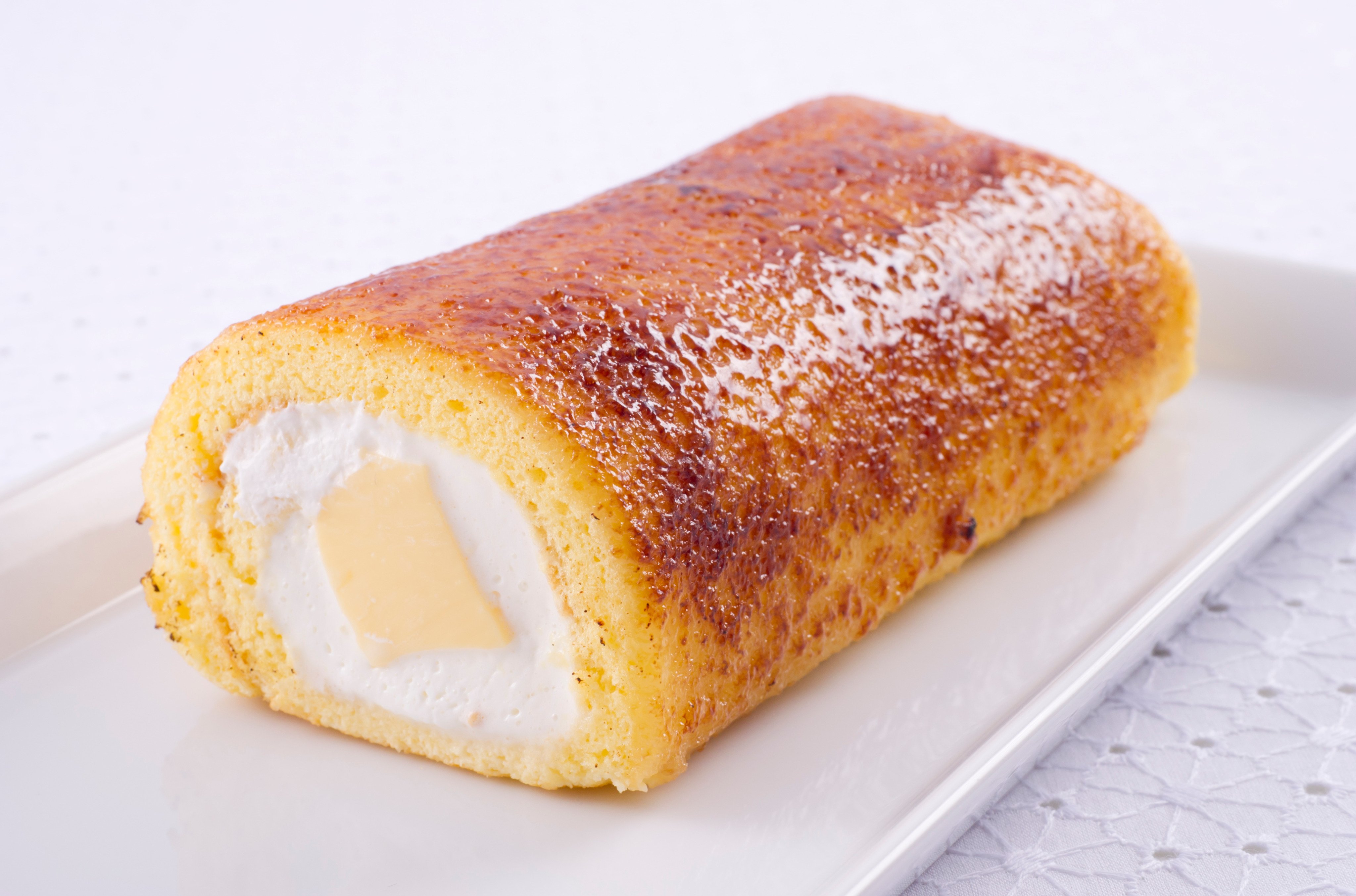 スイーツパラダイス公式 スイパラ おすすめ定番ケーキ プリンロール 昔ながらの蒸しプリンを使用した ロールケーキです キャラメリゼした表面も美味しいです T Co K5refnzutl Twitter