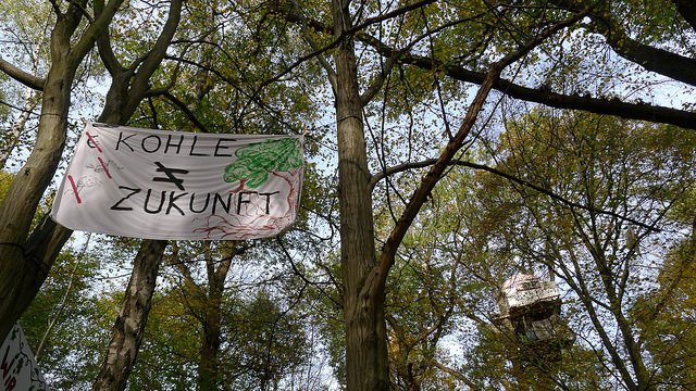 Ende__Gelaende's tweet photo. Der Kampf um den #HambacherForst - und damit um den #Kohleausstieg - feiert einen Erfolg https://t.co/PzSWegnZYU … #Kohle #endegelaende https://t.co/wLmEqoJKCx