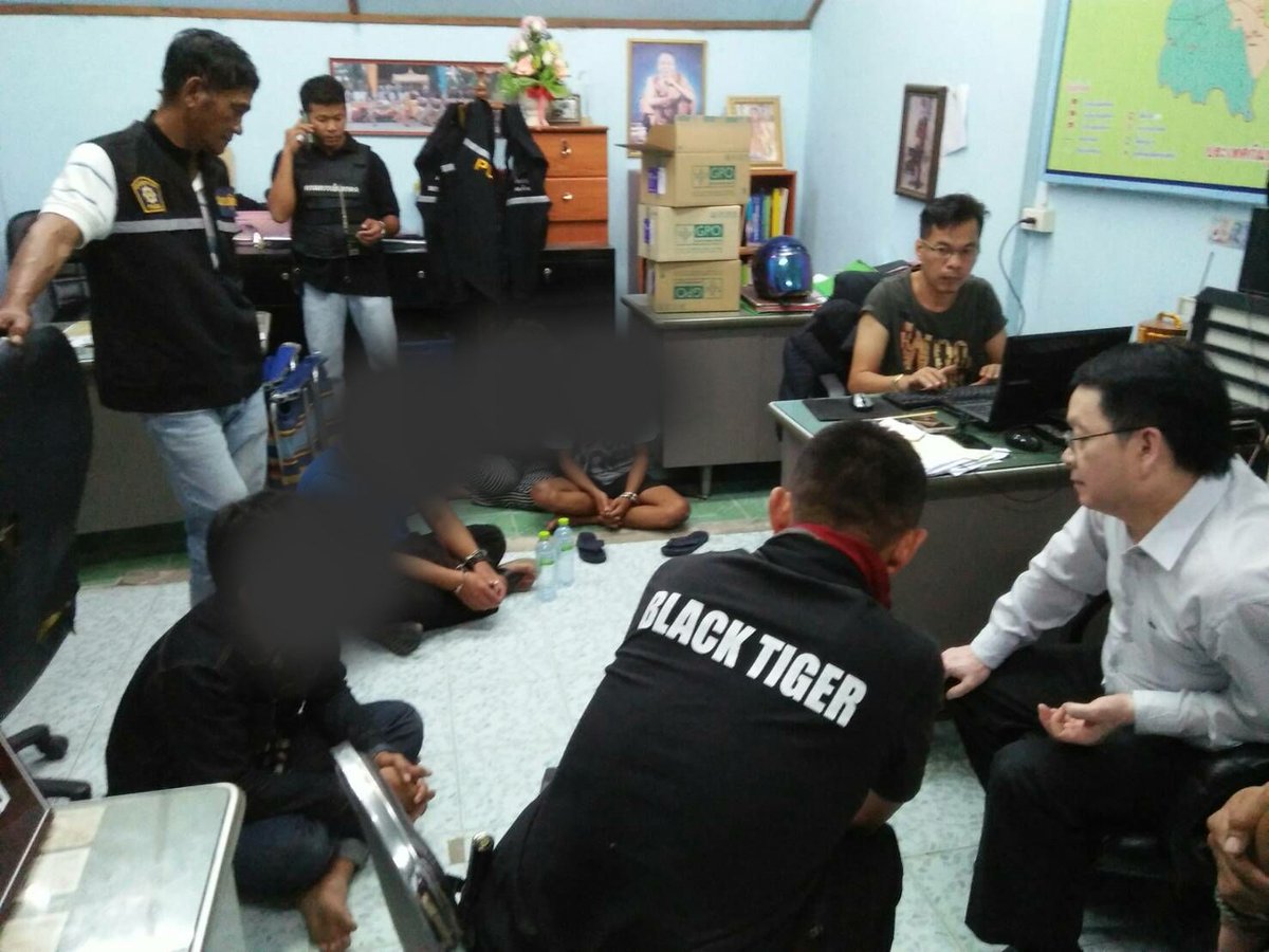 Sakdadare178's tweet photo. @PoliceRegion3 สุรินทร์ขยายผลจับผู้ค้ายาบ้า 1 ราย ผู้ต้องหา 3 คน ของกลาง 2,540 เม็ดเมื่อ 29 พ.ย.60 #ตำรวจภูธรจังหวัดบุรีรัมย์ #ตำรวจภูธรจังหวัดสุรินทร์ https://t.co/uPqxQHEMgW