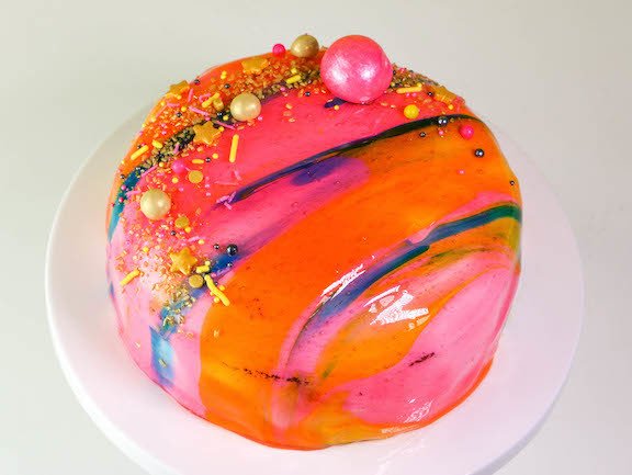 CakesClub's tweet image. "Make the Shiniest Cake Ever With One Magic Ingredient" via The Craftsy Cake Decorating Blog:
