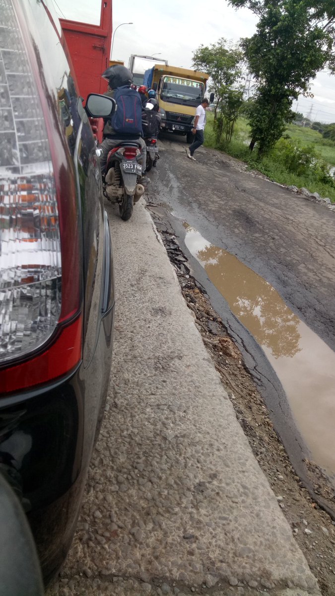 Jalanan ini sering amblas namun belum juga diperbaiki sampai saat ini.Berbahaya sekali untuk mobil atau motor jika terperosok...hati - hati ya..@AJloversBKS <a href="/KabupatenBekasi/">Kabupaten Bekasi</a> <a href="/PekerjaanUmum/">Dinas Pekerjaan Umum</a> 
#lovebekasi 
#lovesafetyriding