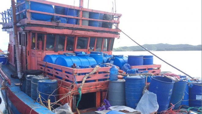 ncla1ere's tweet photo. Deux nouveaux #blueboats interceptés dans la ZEE de la #NouvelleCaledonie, et déroutés (photo d'archives d'un précédent bateau, NC 1ère)
https://t.co/27l6D2eq77 https://t.co/8TT98mKrjl
