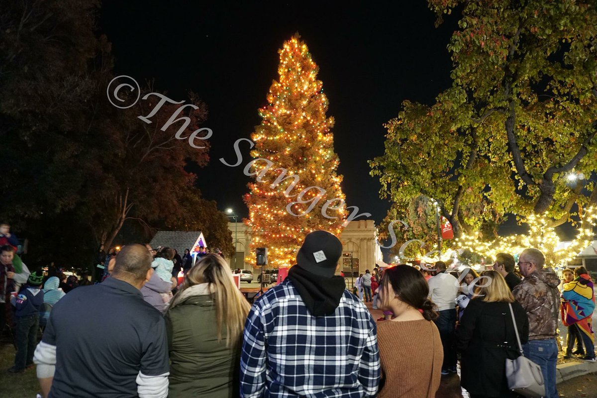 thesangerscene's tweet photo. Sanger Chamber and City of Sanger Christmas Tree Lighting Ceremony took place this evening. #realizesanger #nationschristmastreecity #sanger #sangerchamber #treelighting https://t.co/t209rm4Idk