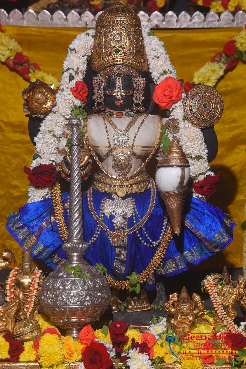 pureprayer_nrrs's tweet photo. Alankara: Sri #Achyutha #Swamy #Alankara to lord Sri krishna at Sri Krishna Mutt Udupi.
30-11-2017(Thursday)
Happy Moksada Ekadasi
For more updates download #Pureprayer #App Today
Book #Sevasonline at #Pureprayer
Android Users: https://t.co/mryZ7Dj3c1 https://t.co/ODfQ1xCOaQ