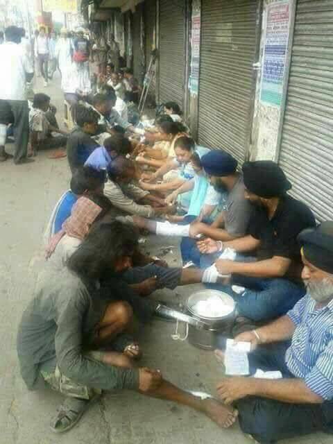 Every morning, Sikh Paramedics, Doctors and specialist (volunteers) sit outside Gurdwara Sahib Sis Ganj, Delhi (on footpath) and clean the wounds, apply bandages and give medicines to the poor and needy.
This is SEVA culture 🙏🙏