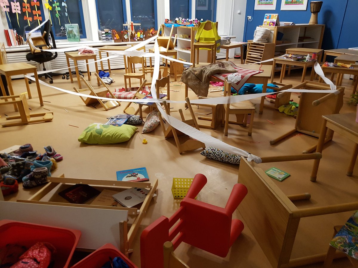 StBernardusEpe's tweet photo. Wat een schrik vanmorgen! Was er soms ingebroken? Nee! De kinderen wisten meteen dat Rommelpiet geweest is! Wat een bende! Maar gelukkig hebben ze wel iets lekkers in ieders schoen gestopt! https://t.co/SdfpRJvV14