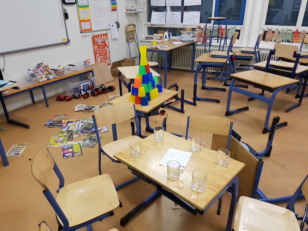 Wat een schrik vanmorgen! Was er soms ingebroken? Nee! De kinderen wisten meteen dat Rommelpiet geweest is! Wat een bende! Maar gelukkig hebben ze wel iets lekkers in ieders schoen gestopt!