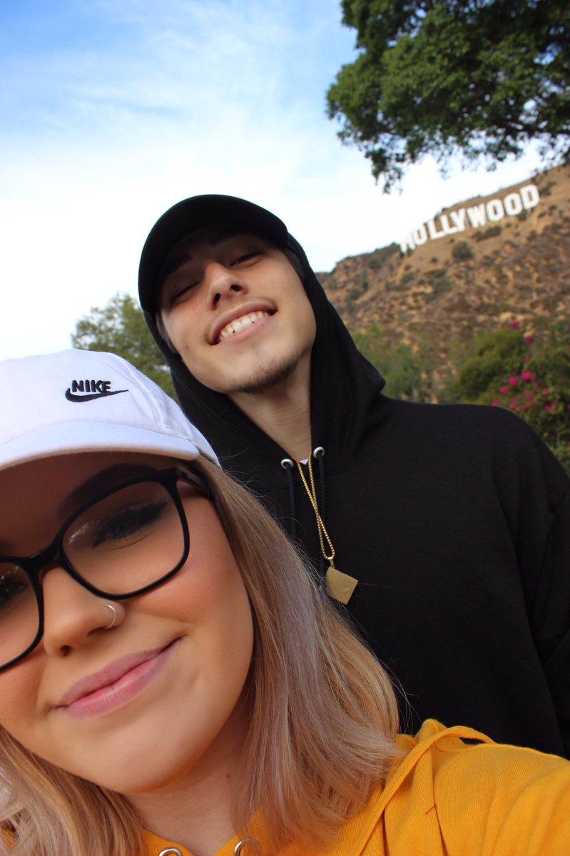 itsserenityb's tweet photo. @TheMbudzi #AOSAS Hollywood Sign Tourists part 2 lmao https://t.co/Byx6rAWNg1