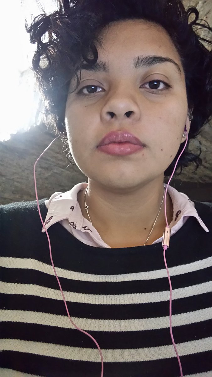 ArguellesMarla's tweet image. Second night up writing another essay. #NotFunAnymore