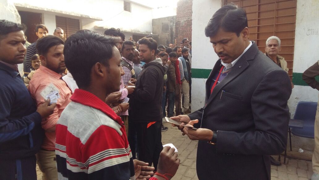 बिलारी नगर पालिका के मतदान का जायजा लेते हुए