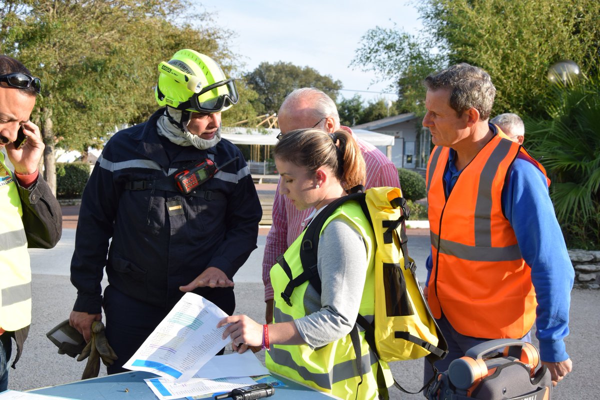 Prefet17's tweet photo. Les services de l'Etat #charentemaritime ont organisé un #exercice de #securite civile #EVAC17 d'évacuation de campings en presqu'île d'Arvert, en partenariat avec professionnels l’hôtellerie de plein air et mairies concernées. Retrouvez la vidéo sur https://t.co/EJ940y0cYY https://t.co/Jt1FpdYbC1