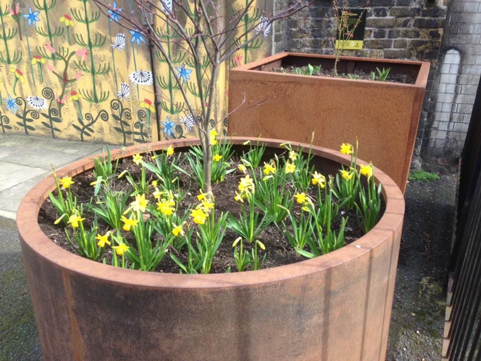 ThePotCompany's tweet photo. Some of our large planters at https://t.co/15yIujEJIF. A lovely little spot a stone's throw from the Elephant and Castle Roundabout managed by Mobile Gardeners since summer 2013. #thepotco #pots #planters #features #gardening #design #landscaping https://t.co/hb2vLNuSzp