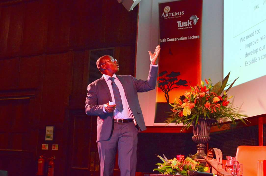 #ThursdayThrowback <a href="/TumwesigyeC/">Charles Tumwesigye</a> - the Deputy Director Field Operations at #UgandaWildlife Authority thrilled to give a lecture at the Royal Geographical Society of London last Thursday. Lecture centred on the recovery of #MurchisonFalls #NationalPark #VisitUganda 🐘🇺🇬