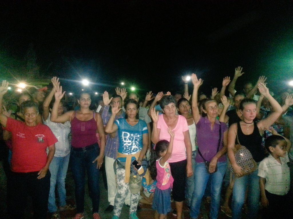 PsuvJcs's tweet photo. Caminata y asamblea en apoyo al Candidato del PSUV Silvio Luis. #10D #ARRIBAYALAIZQUIERDA https://t.co/qUJc87OpBx