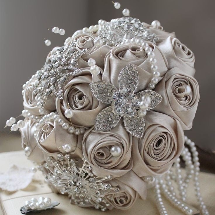TheEventise's tweet photo. Bridal bouquets can be adorned with a variety of decorative items; Ranging from brooches, pins, earrings, diamonds, charms to pearls. https://t.co/KMvlniWCkh