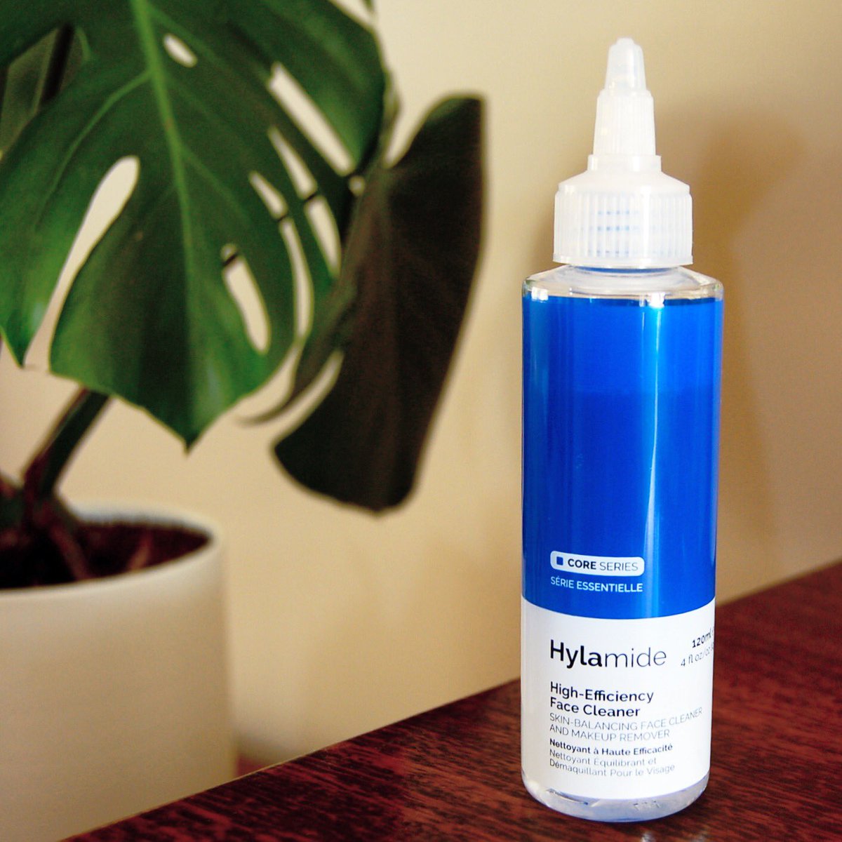 bonnbeaute's tweet photo. Because I just spent ludicrous amounts of money on the @deciem Black Friday sale, I figured I'd better review something I was already using from this amazing brand so this oil cleanser from Hylamide is now up on the blog (and yes, it is very efficient!) 💦 https://t.co/CMbIBFiety https://t.co/Oxu5xKFY92