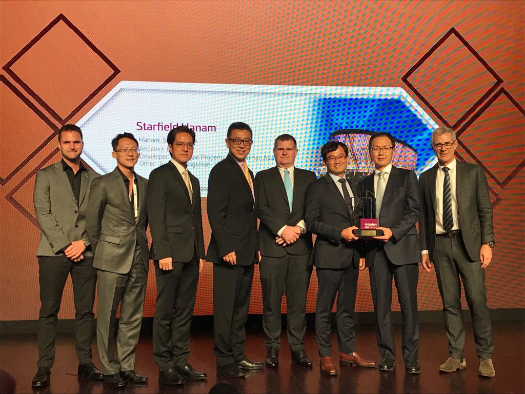 BenoyGlobal's tweet photo. Benoy scored three #MIPIMAsia Awards last night! Best Mixed-Use Development - Silver (LOTTE World Tower &amp; Mall), Best Retail Development - Bronze (Starfield Hanam ) and Best Futura Project - Silver (One Bangkok). Read more: https://t.co/EgCbYyft7D (Photos from @MIPIMWorld) https://t.co/CRNGG15oCz