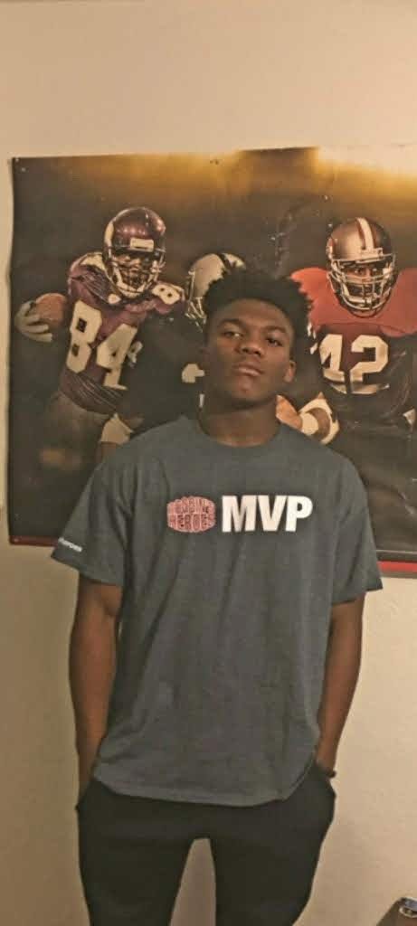 Sebassthekid33's tweet photo. Received the Riggins heroes MVP. I'm honored! @RogginsHeroes https://t.co/wOcGrjSU51