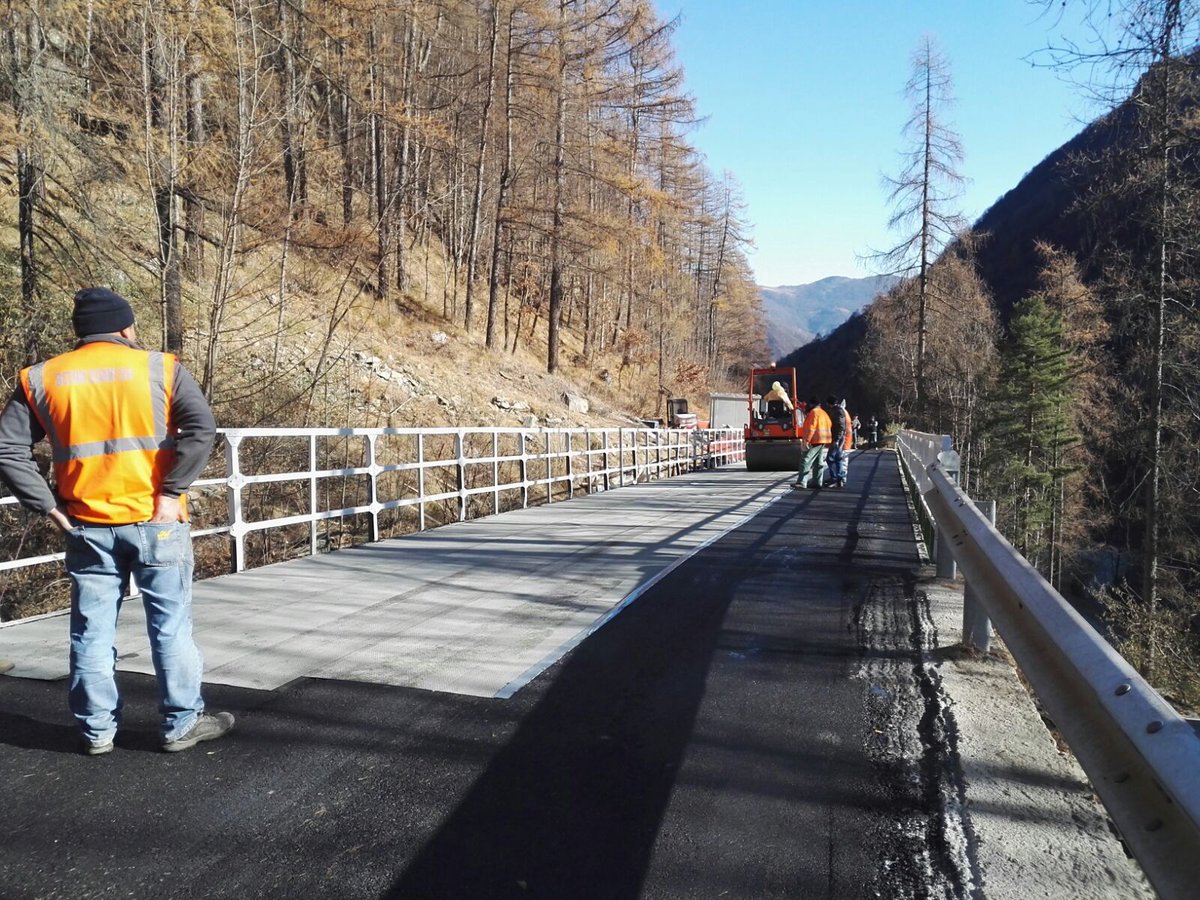 CittaMetroTO's tweet photo. #30novembre I Tecnici della #viabilita di @CittaMetroTO hanno completato i lavori di consolidamento al ponte in acciaio in #VallediLanzo, territorio di #AladiStura su #stradaprovinciale n.1 riducendo al massimo disagi a circolazione mezzi ed attività produttive @Yarc701 https://t.co/EoHfotCpB6