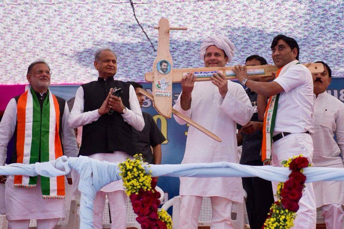 ashokgehlot51's tweet photo. #RahulGandhi ji n #Congress Party stands with all sections in State to share n support in every way. The Party understands the travails of the common men n all our policies are people centric....
Glimpses from the public meeting at #Lathi #Gujarat 
#Navsarjan_With_Congress https://t.co/XGSDiZPL2I