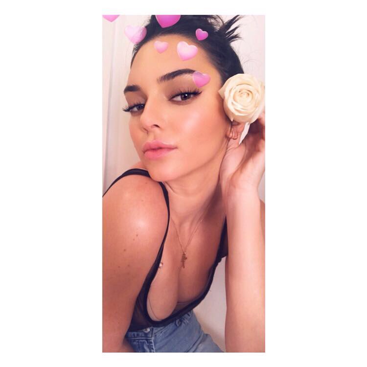 Rocknrollgirl92's tweet photo. New pics of Kendall #jennerupdates https://t.co/QjT2h8gfJ4