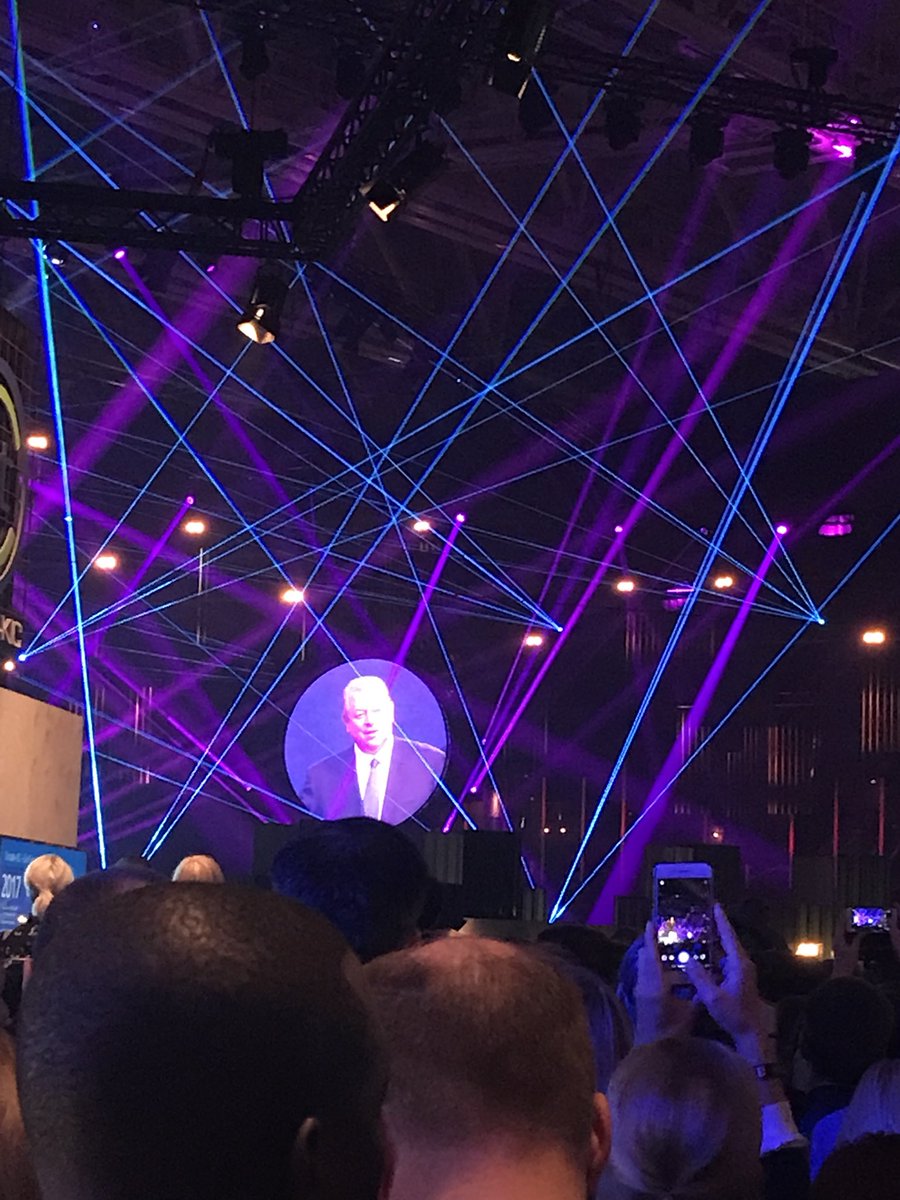 T_Operaattori's tweet photo. Al Gore #SLUSH2017 Pääteema ilmastonmuutos. USAn ero Pariisinsopimuksesta tapahtuu yhdenpäivä 2021 presidentinvaalin jälkeen. Uusi pressa voi perua sen, heti. 👍 https://t.co/21adEufHgo