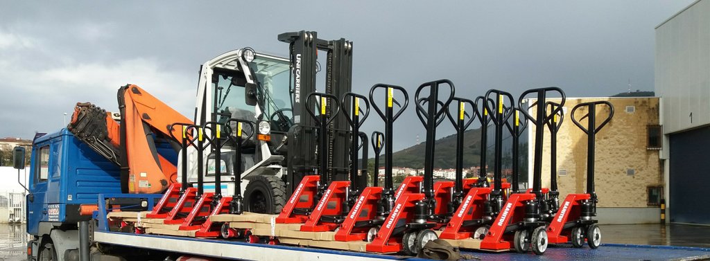 OtxoaEnrique's tweet photo. Acompañada Accompanied #Unicarriers #carretillaelevadora #Forklift #truck #diesel DX30 con with #flota #fleet de #traspaletas manuales #handpallet #Manitou @GrupoLejarza @manitou_iberica @GroupManitou @UniCarriersEU @UniCarriers https://t.co/joK4Mde9P0