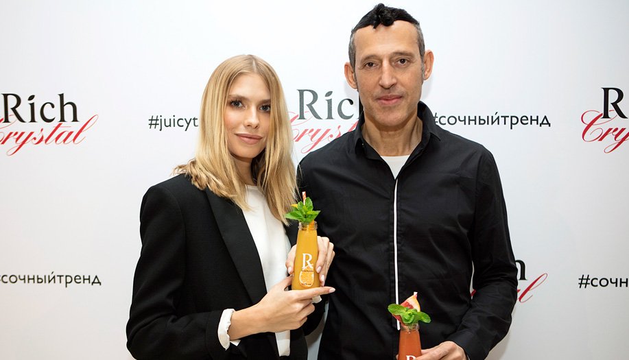 muz_tv's tweet photo. Бренд Rich осуществил мечту об идеальной бутылочке для сока благодаря таланту известного дизайнера Карима Рашида! Все подробности в нашем сюжете – https://t.co/vEMAQOQB62
#rich_juice #RichCrystal #сочныйтренд https://t.co/CzDI8rp1W5
