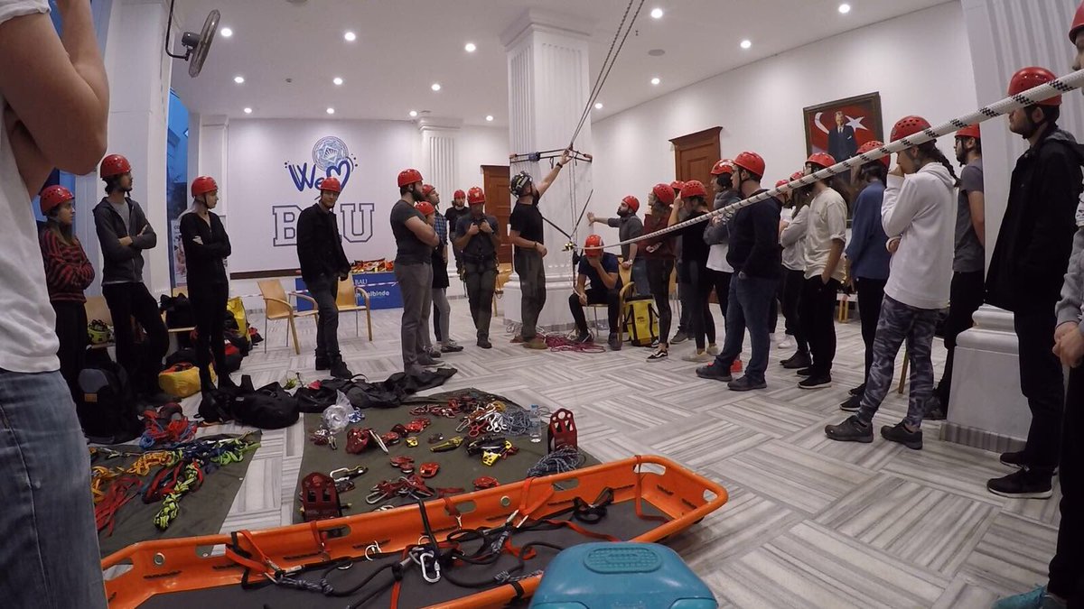 BUSARRescue's tweet photo. Üniversitemizin ana fuayesinde 43 üyemizle birlikte, ip teknikleri ve yatay hatlar pratik eğitimimizi gerçekleştirdik. https://t.co/rBzrwGCgg3