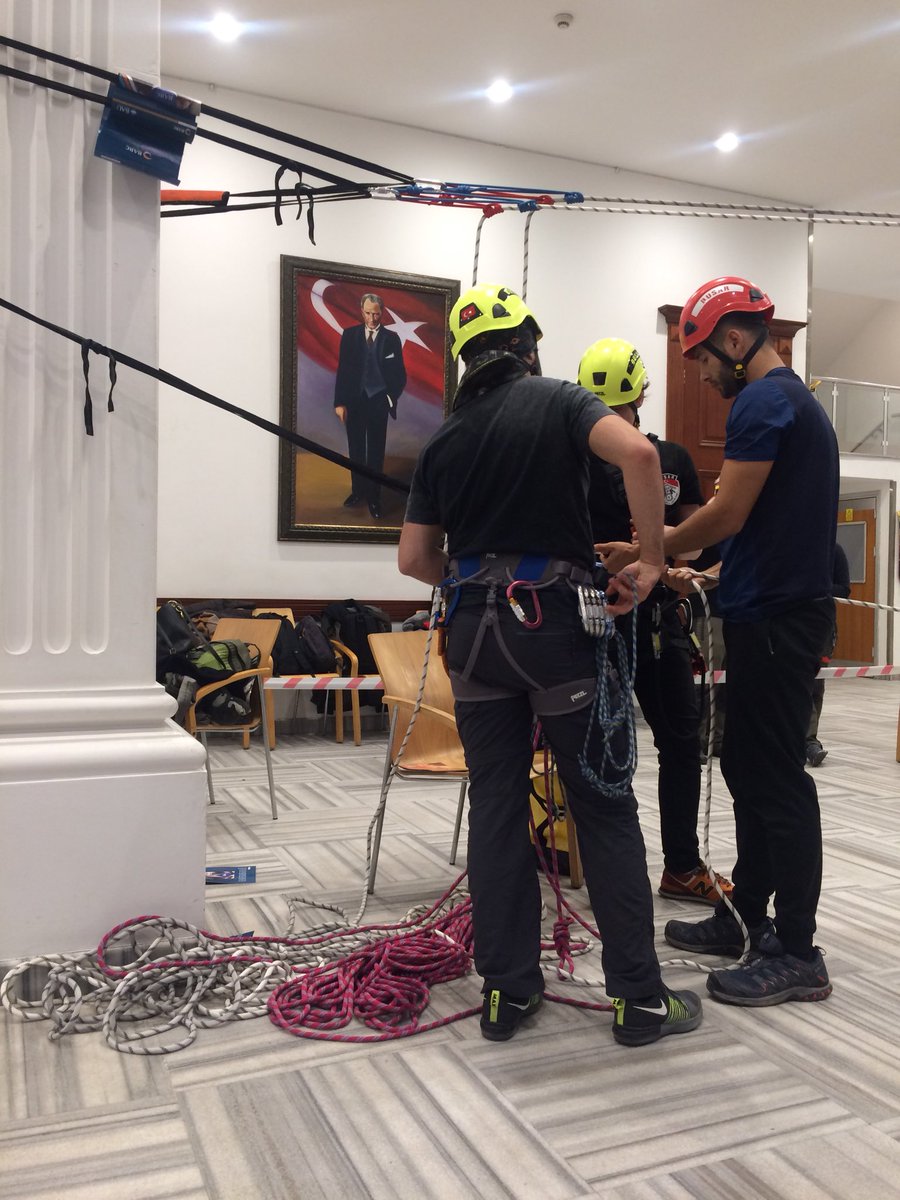 Üniversitemizin ana fuayesinde 43 üyemizle birlikte, ip teknikleri ve yatay hatlar pratik eğitimimizi gerçekleştirdik.