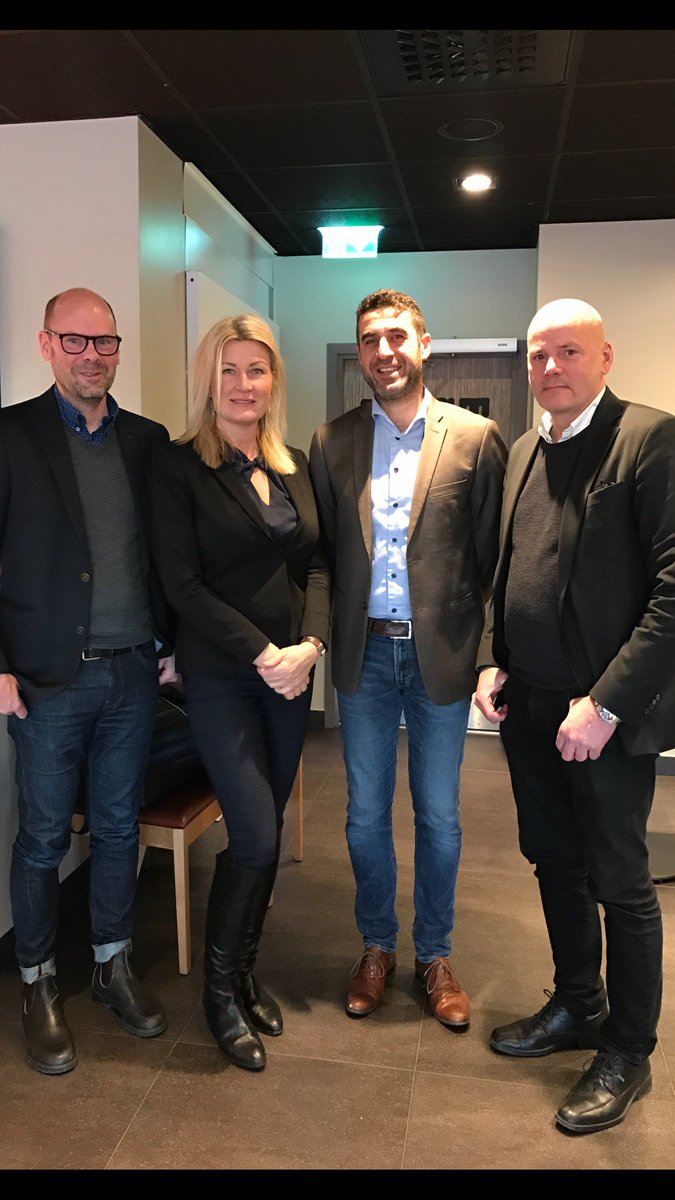 annaanderberg1's tweet photo. Informationsmöte om #södra portens utveckling#Botkyrka hölls på @pizzahut i #Hallunda 
Martin Bucht, Anna Anderberg, @MelkiGabriel, Peter Wågström @SkanskaSverige https://t.co/P8wmzzPtHd