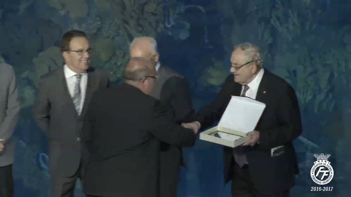 CFSRequena's tweet photo. Fotos de la entrega de premios del pasado Lunes, enhorabuena Presi. @FederacionFFCV https://t.co/d2JrGEPxbC