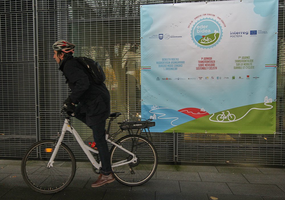 ederbidea's tweet photo. Hoy la movilidad sostenible y ciclista es la protagonista en Donosti. #EDERBIDEA #POCETEFA #DiputacióndeGipuzkoa #turismonavarra #turismosostenible #MovilidadSostenible #1jornadamovilidadsostenibleyciclista https://t.co/LHTJN3ATtT