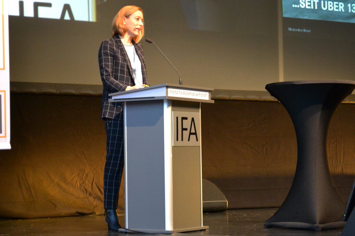 kfz_betrieb's tweet image. "Das knappste Gut, das wir in Zeiten der #Digitalisierung haben, ist Zeit. Wir haben es uns zur Aufgabe gemacht, unseren Kunden mit neuen Produkten wieder etwas Zeit zurückzugeben", sagt @MercedesBenz-Digitalexpertin Sabine Scheunert. #IfA17